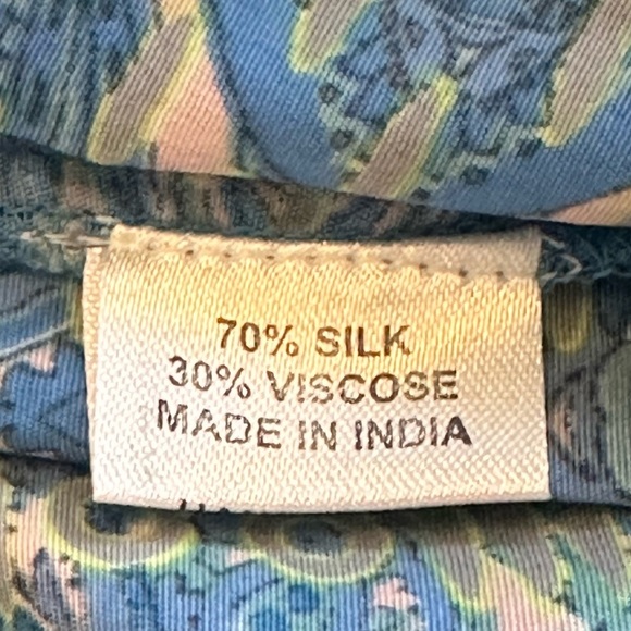 Beautiful Silk Blend, Boho Chic, Knee Length Dress with Cutout Back - Picture 7 of 9